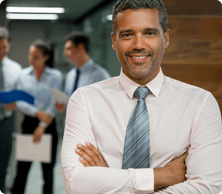 Un hombre en su trabajo