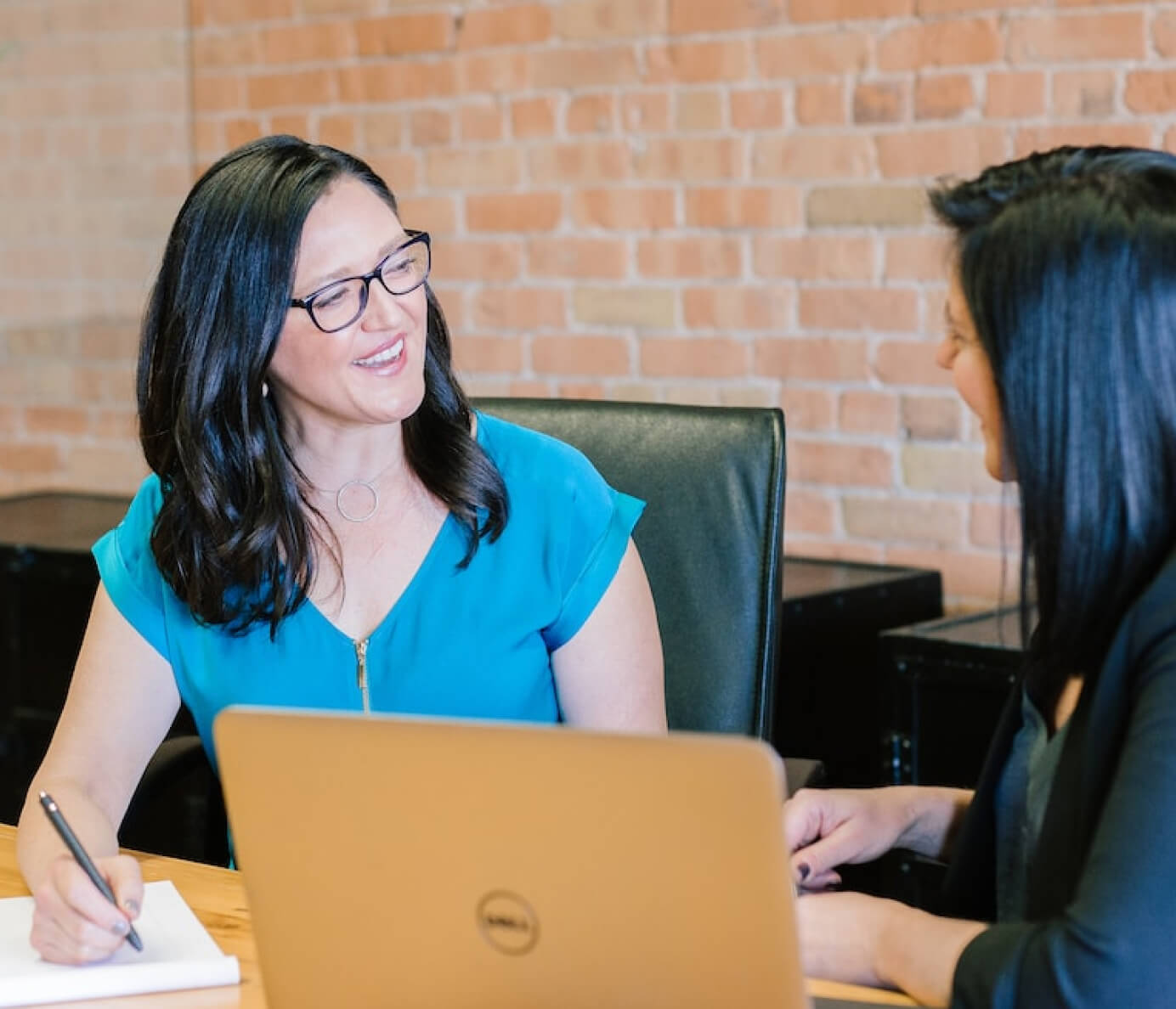 Dos mujeres hablando