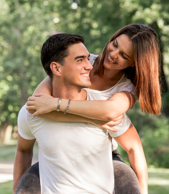 Hermosa Mujer Mirando Su Novio
