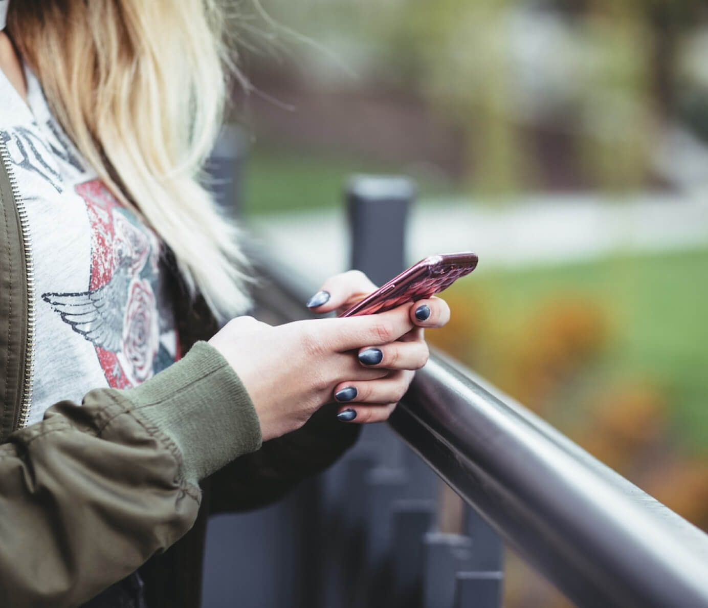 Una mujer sosteniendo su celular