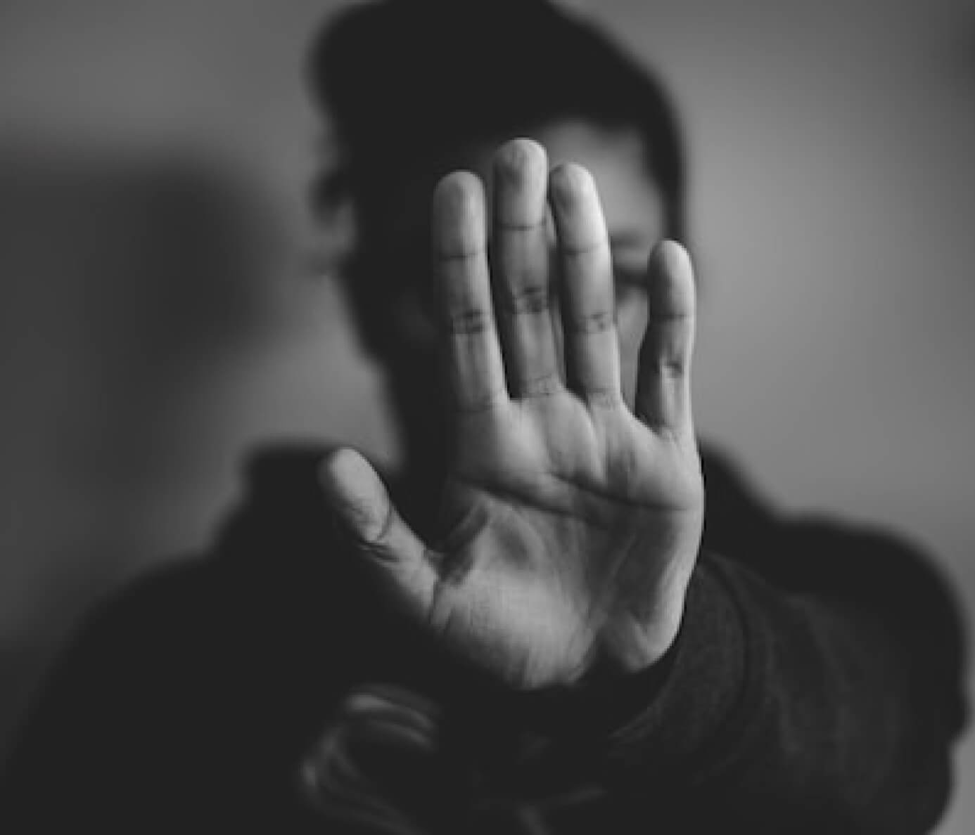 Mujer tapando la cámara con su mano