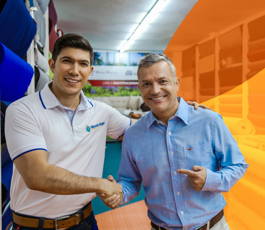 Dos hombres cerrando un acuerdo por un crédito