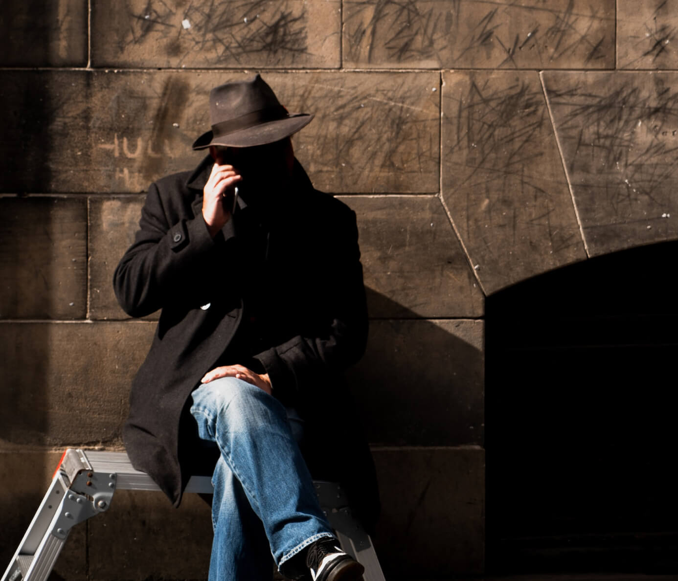 Estafador hablando por teléfono