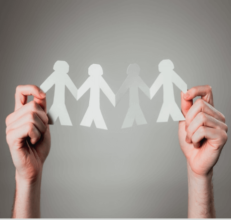 Figuras de personas hechas con papel