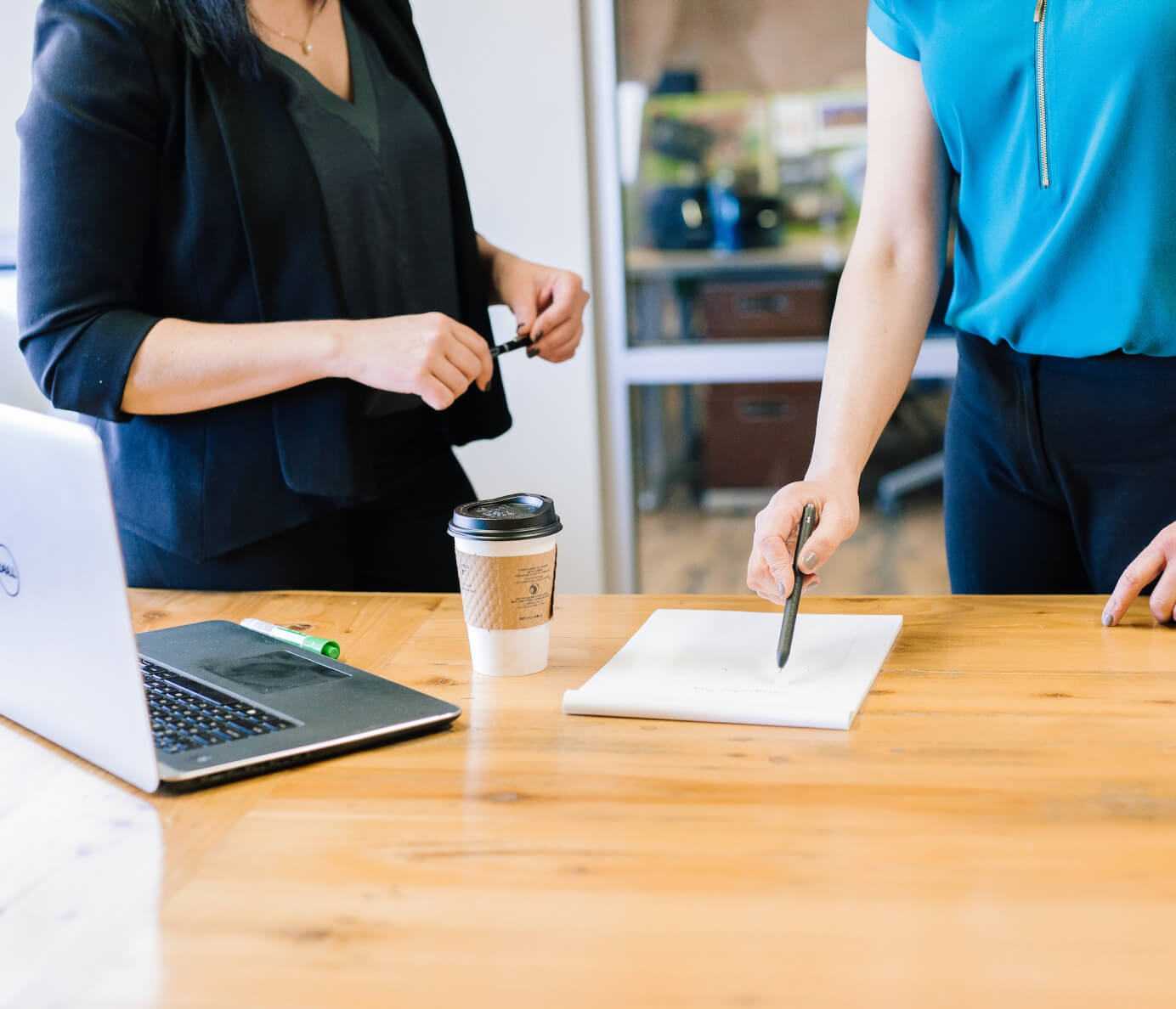 personas firmando documentos