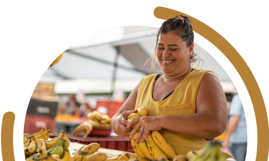 Mujer en negocio de bananos