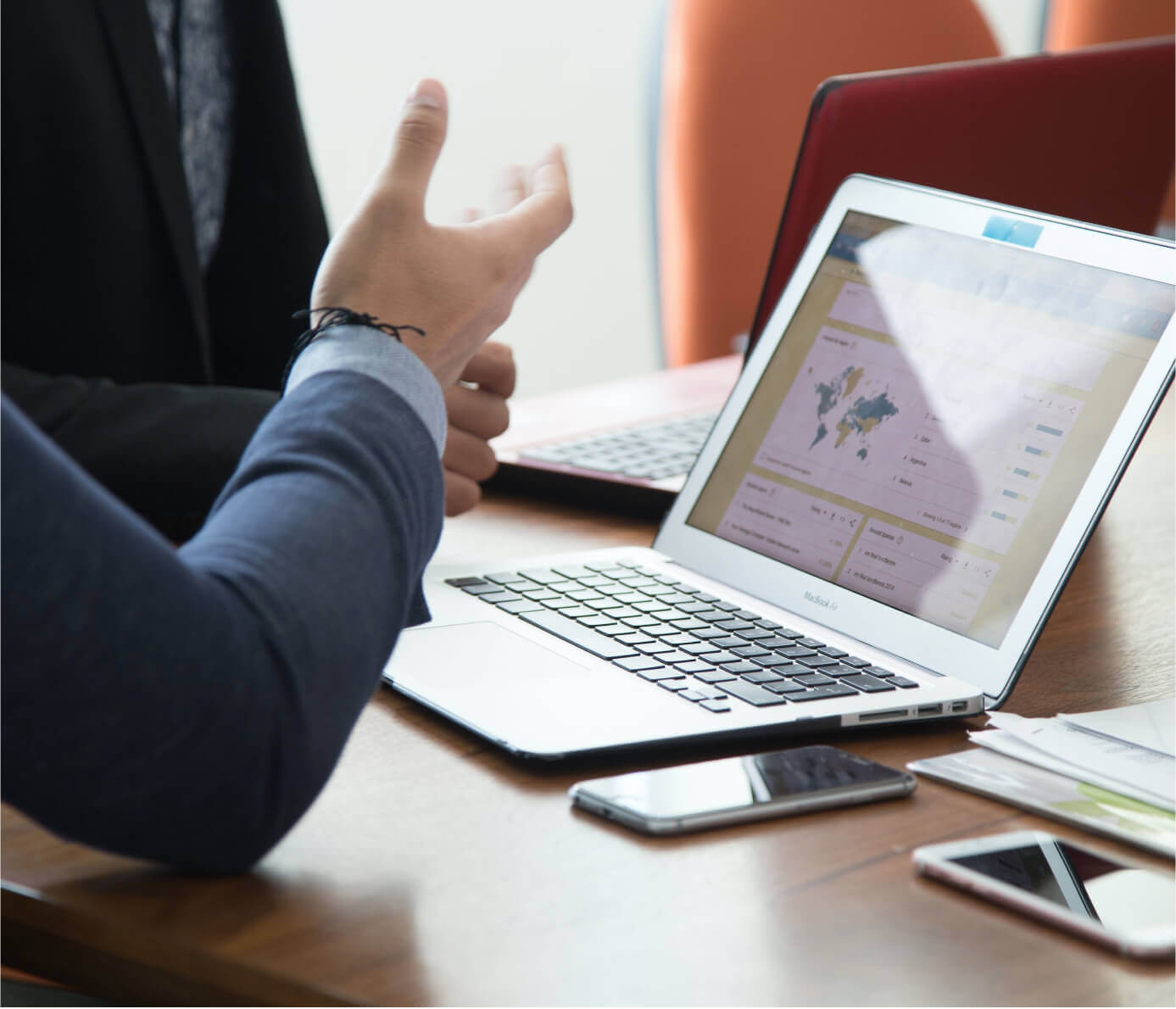 Hombre mostrando una presentación en su computador