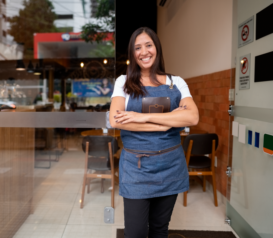 Mujer sonriendo en la entrada de restaurante